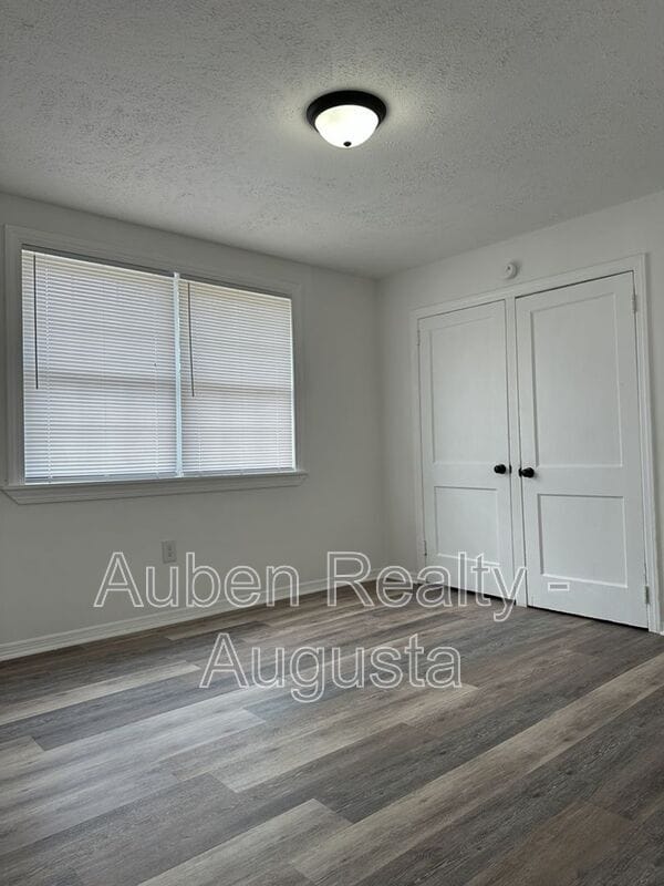 Building Photo - 461 Monetta St S E