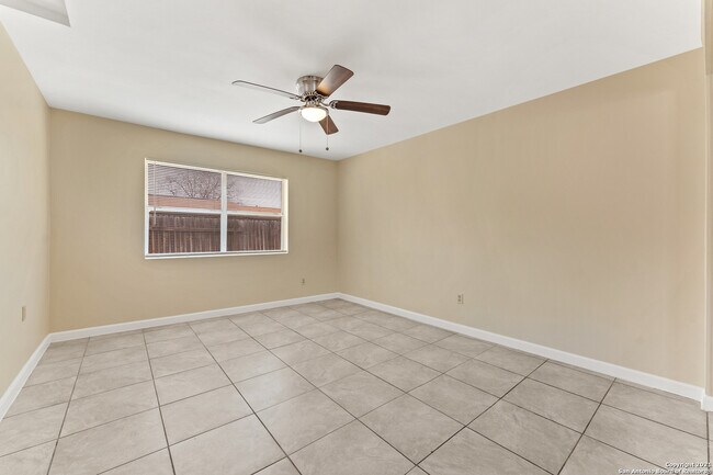 Building Photo - 3323 W Woodlawn Ave