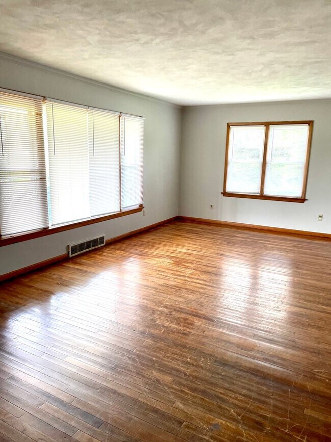 Building Photo - Will go fast! 3 BED house across from Memo...