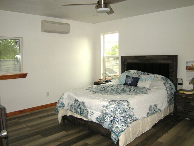 Building Photo - Townhome