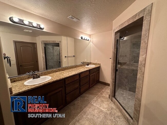 Building Photo - Washington Townhome