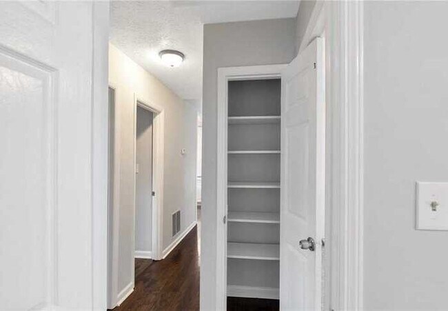 Building Photo - Fantastic 4bd/2ba home! Let yourself in!