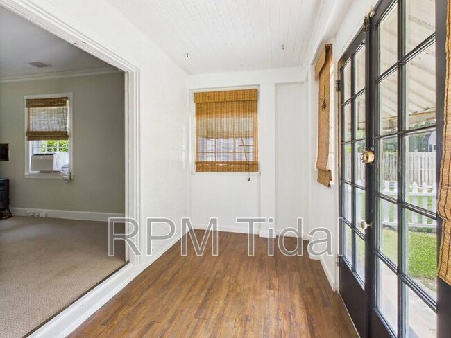 Building Photo - 217 Palen Ave