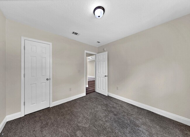 Building Photo - MOVE IN SPECIAL 1/2 off 1st months rent!!!!