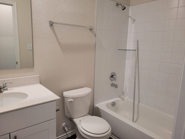 Building Photo - Spacious Family Home in Overlook at Creeks...