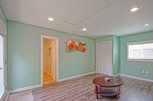 Building Photo - Beautifully Remodeled, Bright & Airy Home w/ Detached Bonus Room w/ Bath & 1-Car Garage, Front Ya...