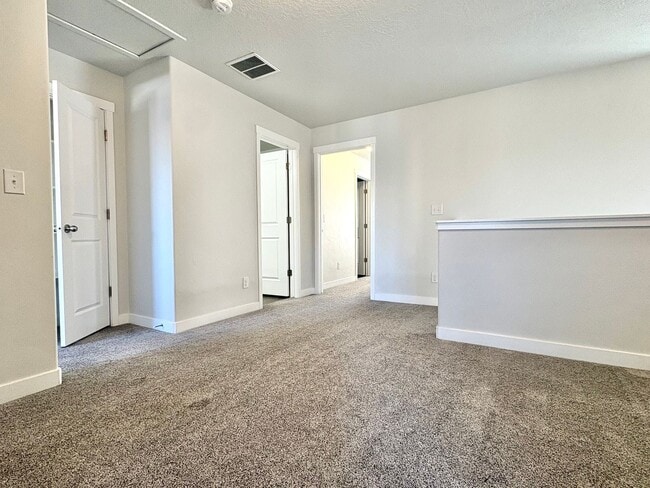 Building Photo - West Jordan 3-Bedroom Home - Clean, Cozy & Convenient