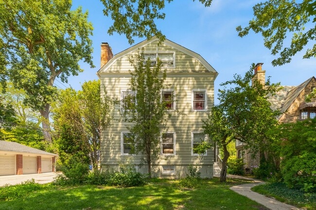 Building Photo - 627 Library Pl