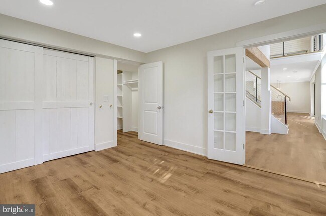 Building Photo - 6120 Beachway Dr