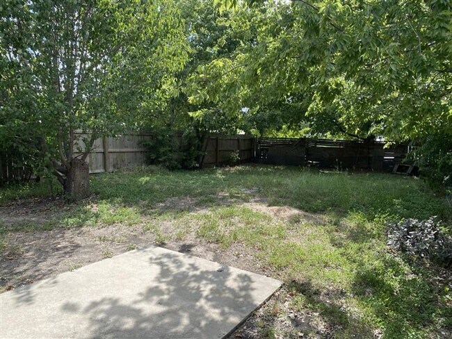 Building Photo - Cute 2/2 duplex with a garage