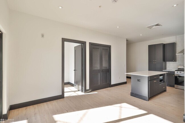 Building Photo - 2 bedroom / 2 bathroom apartment at Waterm...
