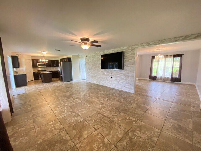 Building Photo - 4/2.5 Clermont Home with fenced yard