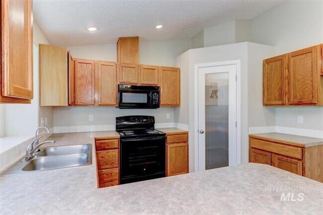 Building Photo - 4 Bedroom 2 Bath with RV Parking 2 Car Gar...