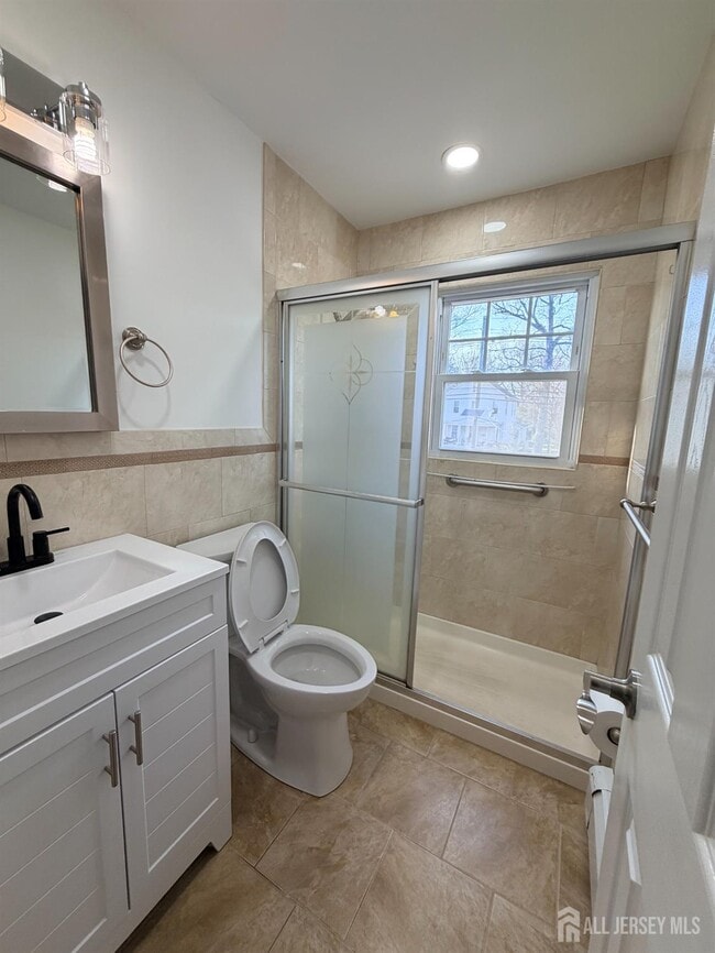 Building Photo - 2460 Woodbridge Ave