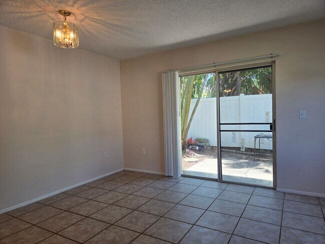 Building Photo - NEW PRICE / Summer Lakes-N Tamiami Trail
