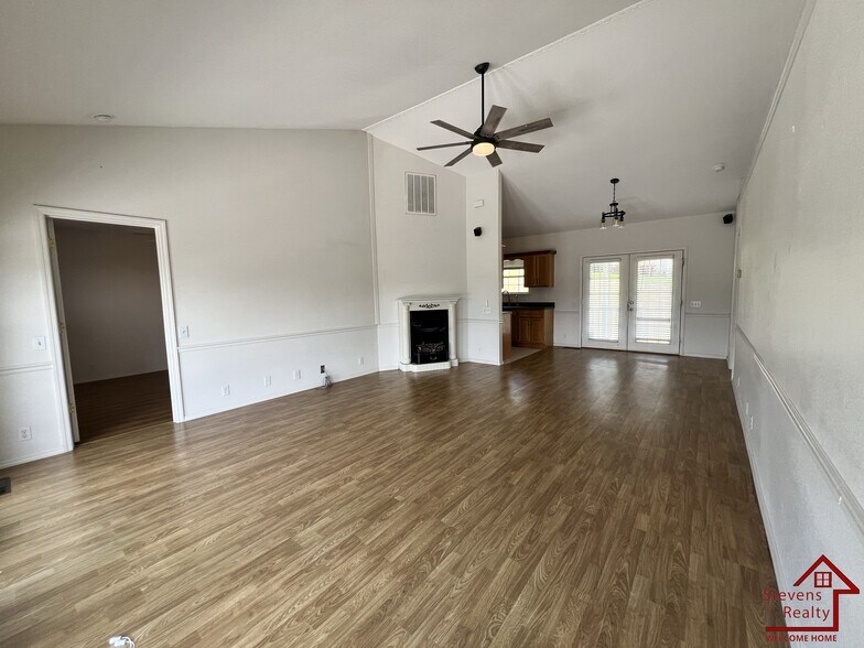 Building Photo - 825 Tommie Ln