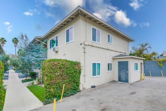 Building Photo - 633 W Hyde Park Blvd