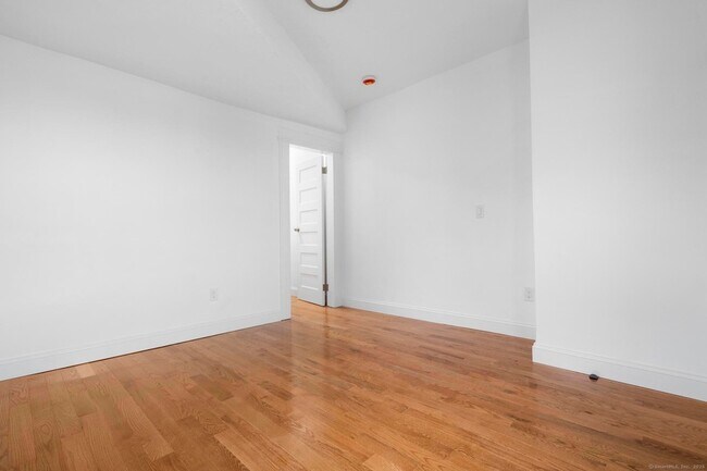 Building Photo - 565 Carroll Ave