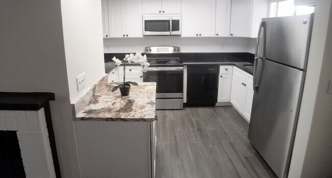 Building Photo - Stunning All Upgraded 2/2 Condo x Rent @ Winter Park Village next to Full Sail !