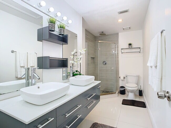 Building Photo - Vineland Road, Orlando, FL 32811 - 2 BR 2.5 BA townhouse