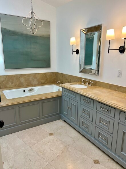 Master bath and tub - 4703 Ferncreek Dr