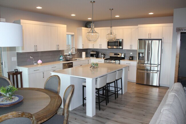 Building Photo - Stunning Fully Furnished Townhome with Lake Views