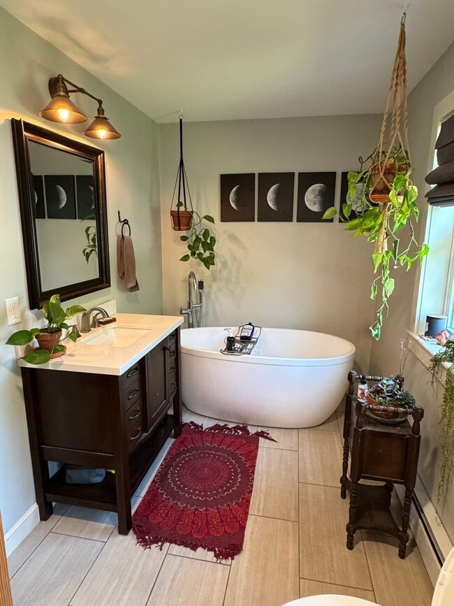 Building Photo - Beautifully Maintained 2 Bedroom Single Fa...