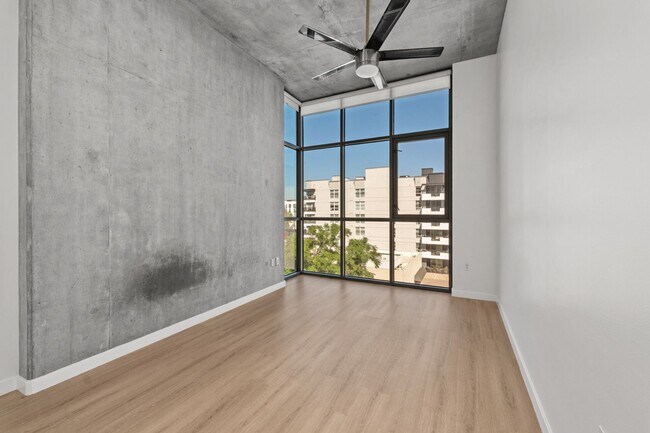 Building Photo - NEW FLOORS! Spacious 2 Bedroom 2 Bathroom ...