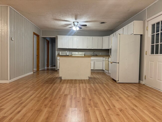 Building Photo - House For Rent