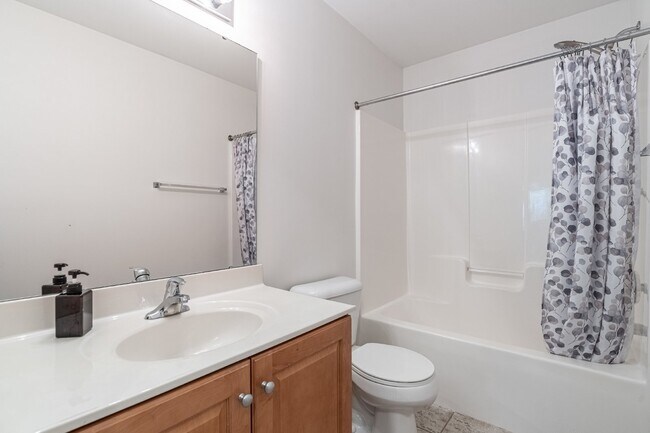 Building Photo - Gorgeous 4 Bedroom Home with Spacious Layo...