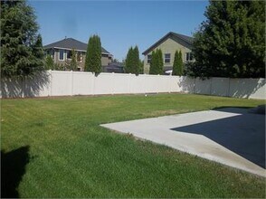Building Photo - Great floorplan and Community Pool