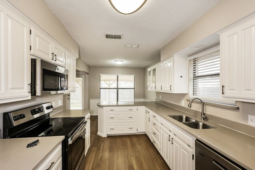 Building Photo - 2016 Chantilly Ct