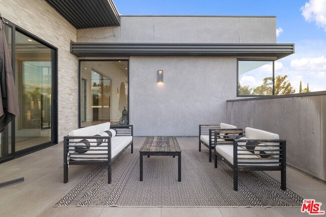 Building Photo - 5365 Vanalden Ave