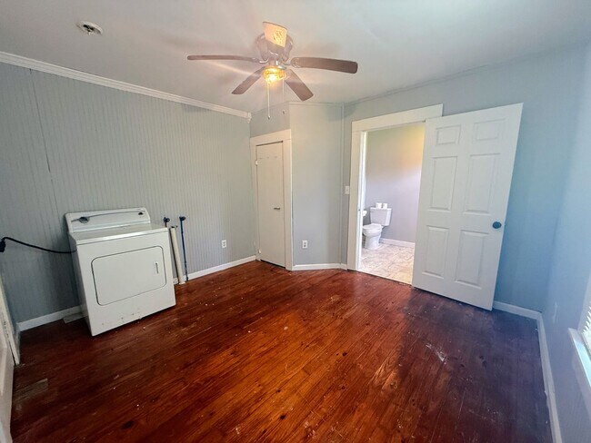 Building Photo - Downtown Living: 1 Bedroom Apartment