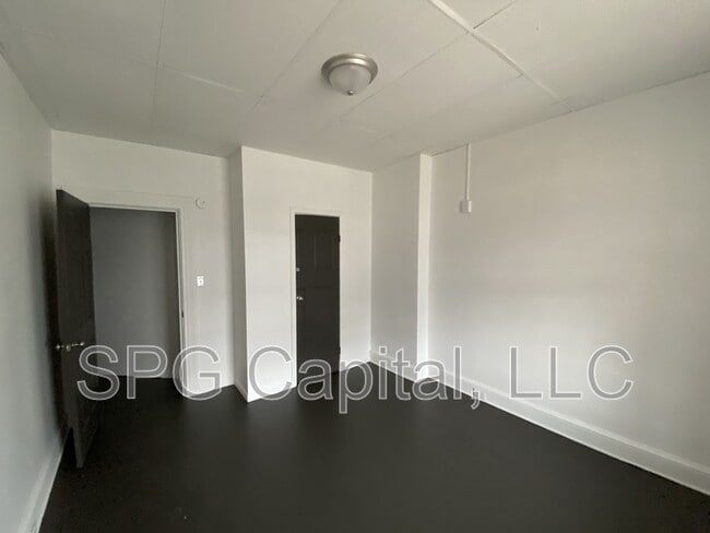 Building Photo - 254 Roosevelt Ave