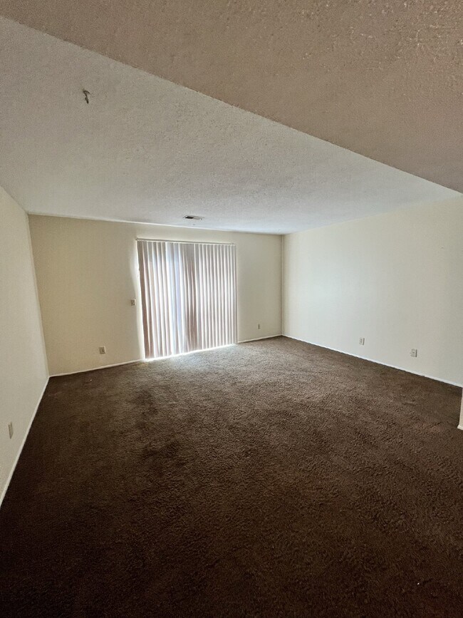 Building Photo - Townhouse For Rent