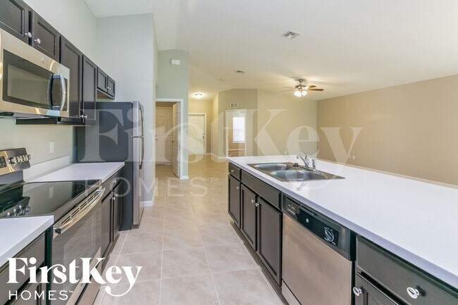 Building Photo - 1133 SW Eleuthera Ave