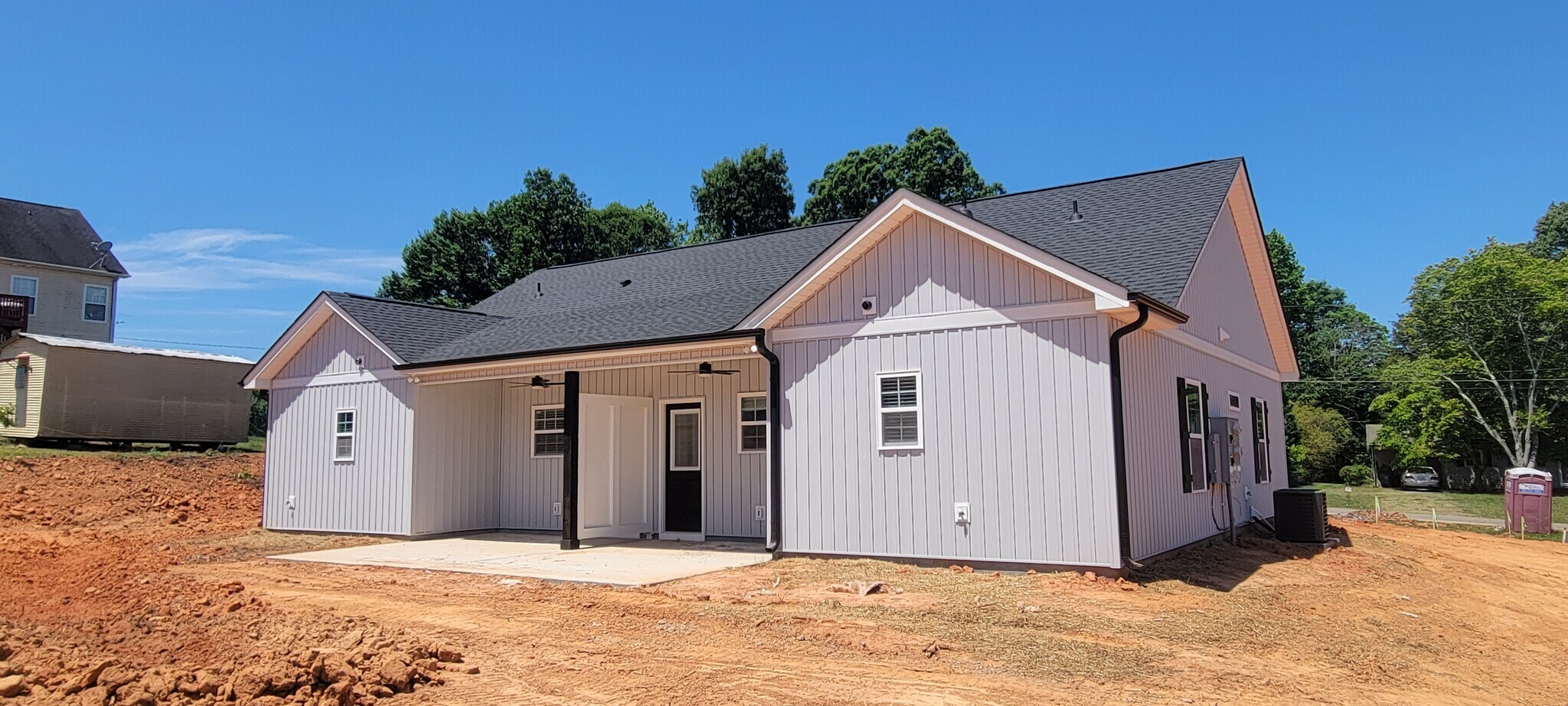 Building Photo - 905 W Chestnut Ext