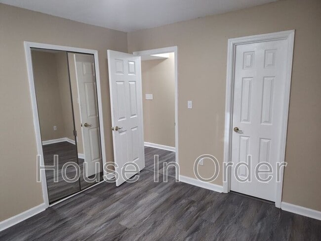 Building Photo - 301 Abbey Cir