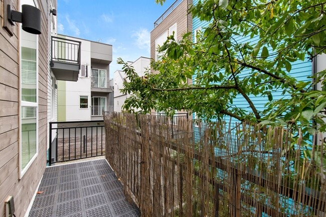 Building Photo - Gorgeous 3 Bd/2.5 Ba Seattle Townhouse