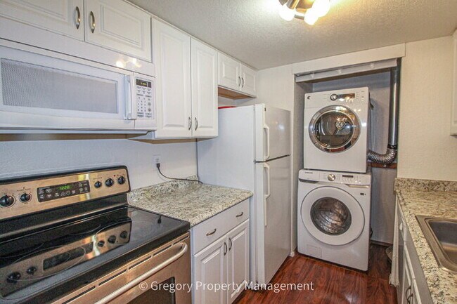 Building Photo - Excellent value in this updated 2 bedroom condo. Easy walk to Juanita beach waterfront park and t...