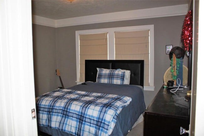 Building Photo - 121 Elmwood Ct