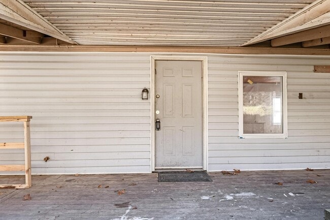 Building Photo - Lakeside Charm: Cozy 2-Bedroom Duplex in Rogers!