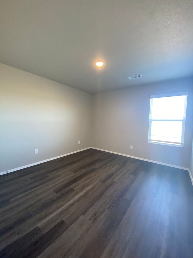 Building Photo - 503 W Loren Dr