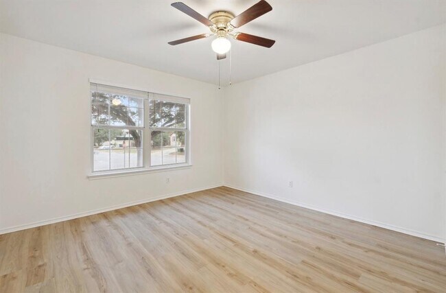 Building Photo - 1611 Sunnycrest Cir