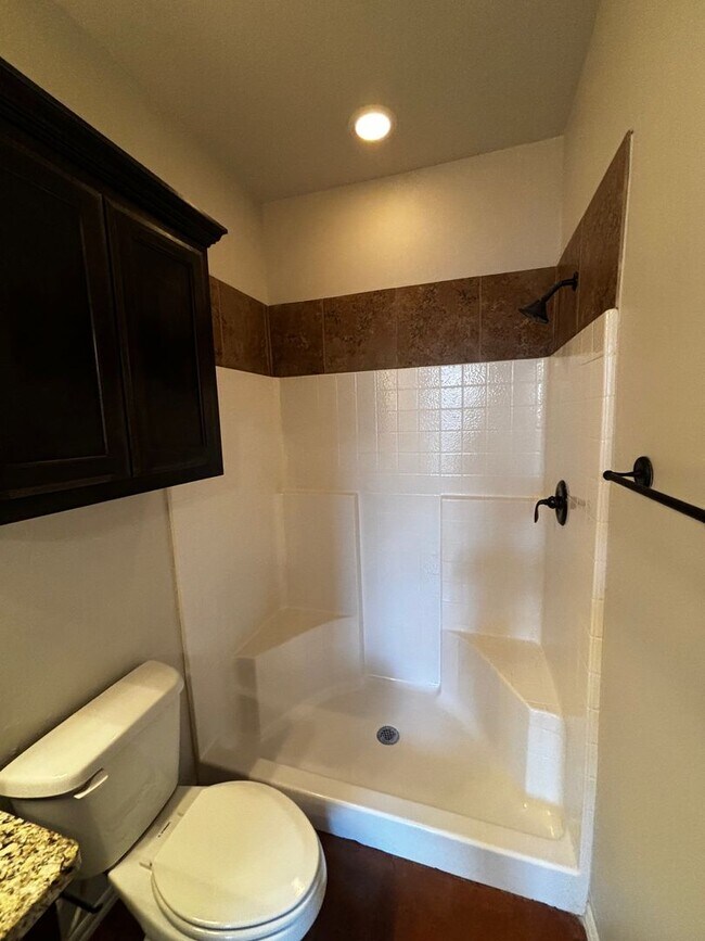 Building Photo - Move in Special!! 3BR 2BA duplex with 2 ca...