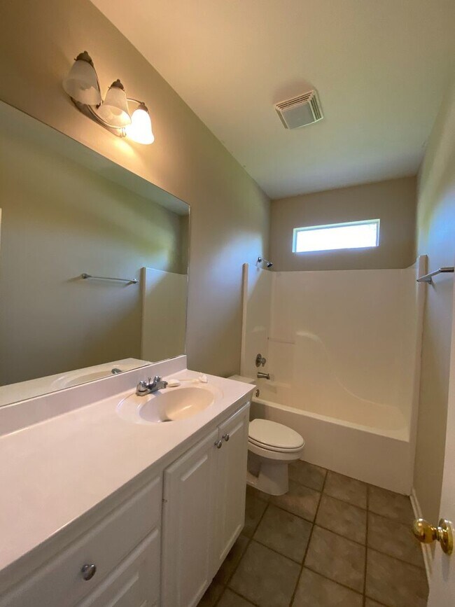 Building Photo - 3 Bed, 2 Bath in Worthington Lake