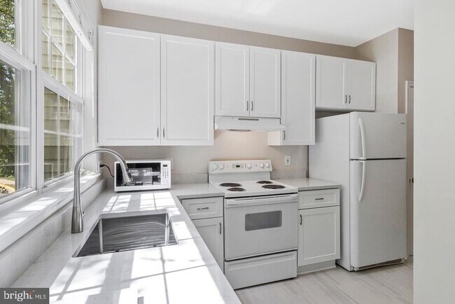 Building Photo - 6490 Tayack Pl