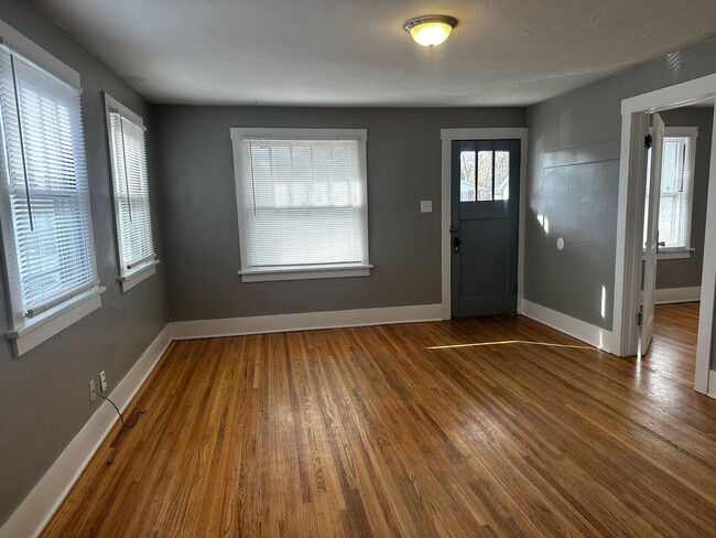 Building Photo - HALF OFF FEBRUARY: Adorable 4 Bedroom UTLITIES INCLUDED!