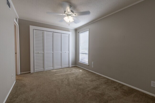 Building Photo - First floor condo available now! Pool views!